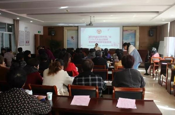 西太湖婦聯(lián)、西湖街道婦聯(lián)組織學(xué)習(xí)和傳達常州市婦女十六大會議精神暨家庭好故事專題宣講